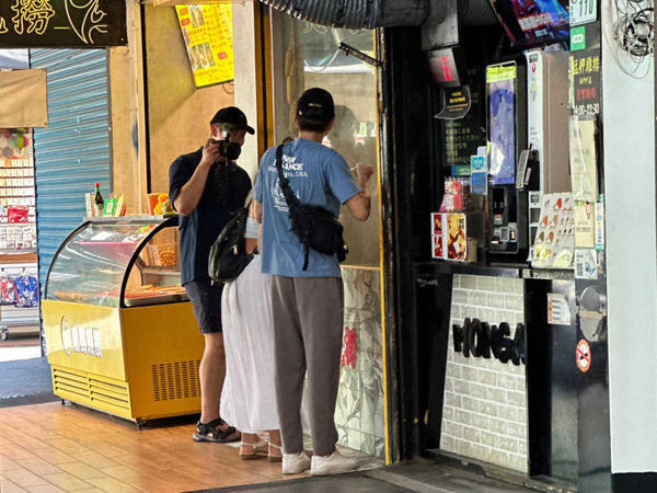 娛樂報報／百萬YTR「DoDo Men」Ian、Eric西門町合體！帶外國友人街邊吃麵線
