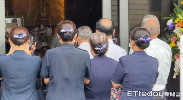 ▲▼目送亡妻移靈靜思園！彭振聲哀戚現身畫面曝　慈濟一旁幫助念。（圖／記者吳奕靖翻攝）