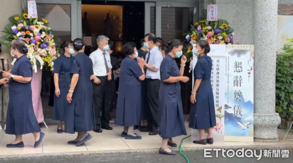 ▲▼目送亡妻移靈靜思園！彭振聲哀戚現身畫面曝　慈濟一旁幫助念。（圖／記者吳奕靖翻攝）