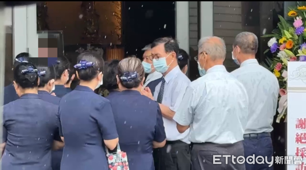 ▲▼目送亡妻移靈靜思園！彭振聲哀戚現身畫面曝　慈濟一旁幫助念。（圖／記者吳奕靖翻攝）