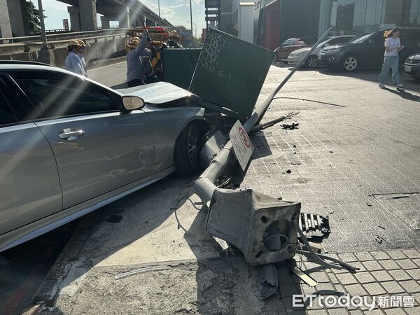 ▲▼他開260萬賓士C200旅行車自撞橋墩，駕駛坦承疏失：太累了。（圖／記者邱中岳翻攝）