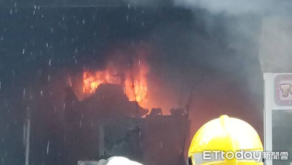 ▲北市西門商圈火警，4樓疑似有人受困，警消搜索中。（圖／記者黃彥傑攝，下同）