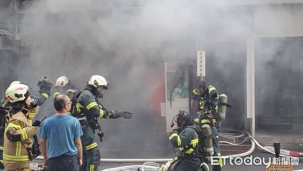▲北市西門商圈火警，4樓疑似有人受困，警消搜索中。（圖／記者黃彥傑攝，下同）