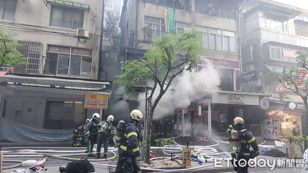 ▲北市西門商圈火警，4樓疑似有人受困，警消搜索中。（圖／記者黃彥傑攝，下同）