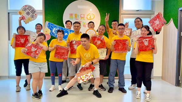▲▼  用愛接「捕」生命每一球　味全龍球員陪伴喜憨兒度過午後時光（圖／味全龍提供）