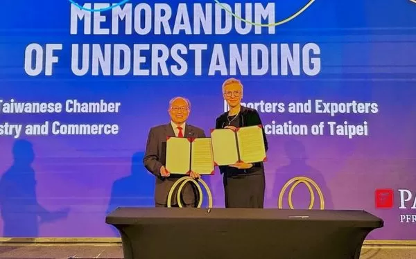 ▲左起IEAT秘書長黃文榮與PTCIC會長Agnieszka Sygitowicz簽署合作備忘錄。（圖／IEAT提供）
