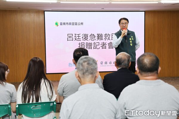 ▲台南麻豆子弟呂聯宗以父親名義捐贈急難基金，市長黃偉哲親自到場致謝。（記者林東良翻攝，下同）