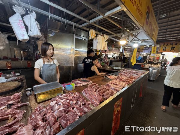 ▲雲林肉品市場員工盯著當日交易看板，驚見每公斤106.4元「破天價」。（圖／記者游瓊華翻攝）