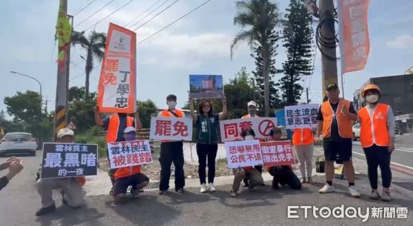 ▲罷團志工們重回設置地點表達不解與不滿。（圖／記者游瓊華翻攝）