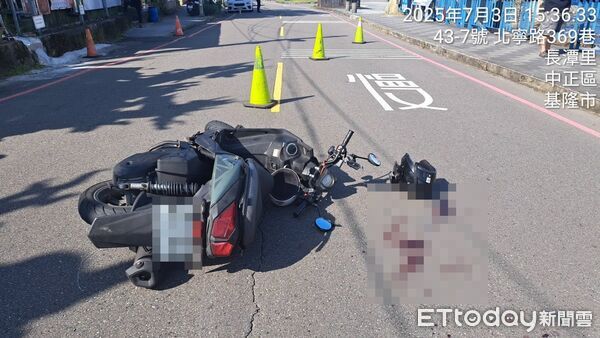 ▲基隆潮境公園死亡車禍，阿嬤牽孫過馬路遭機車撞飛亡。（圖／記者郭世賢翻攝，下同）