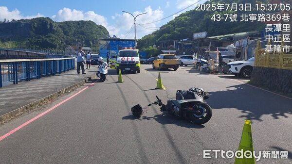 ▲基隆潮境公園死亡車禍，阿嬤牽孫過馬路遭機車撞飛亡。（圖／記者郭世賢翻攝，下同）