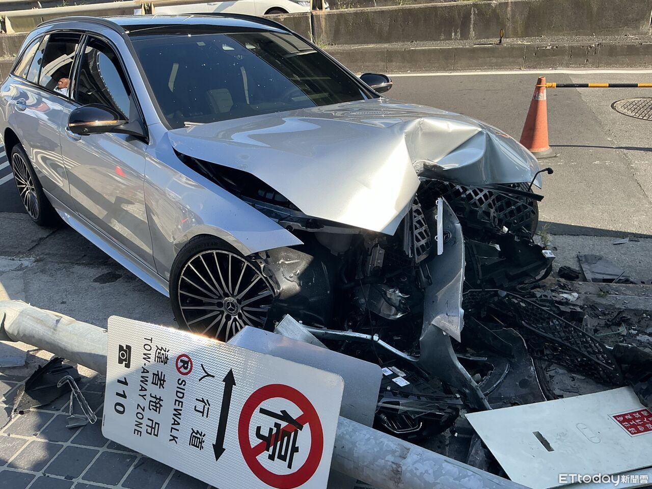賓士旅行車猛撞橋墩「車頭變V字」畫面曝光　駕駛認錯：太累了