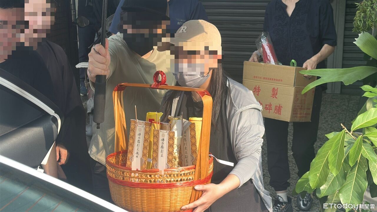 悲催畫面曝！台中五口同亡招魂遭鐵門阻絕　全家牌位同放謝籃