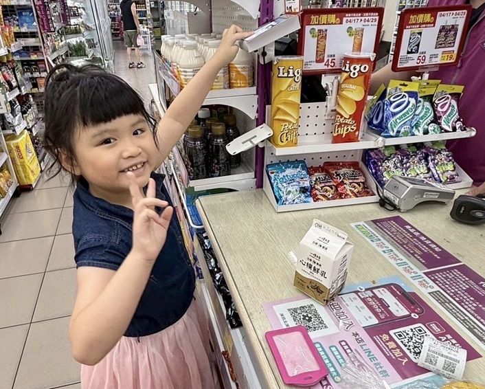 ▲▼北市「鮮奶周報」補助對象擴大，下學期起設籍北市學齡童都可領。（圖／北市教育局提供）