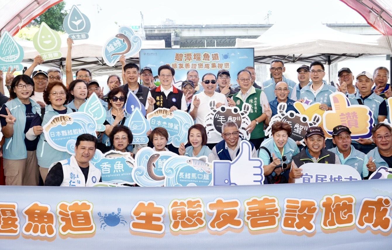 ▲侯友宜視察碧潭堰 見證生態廊道重生。（圖／新北市水利局提供）