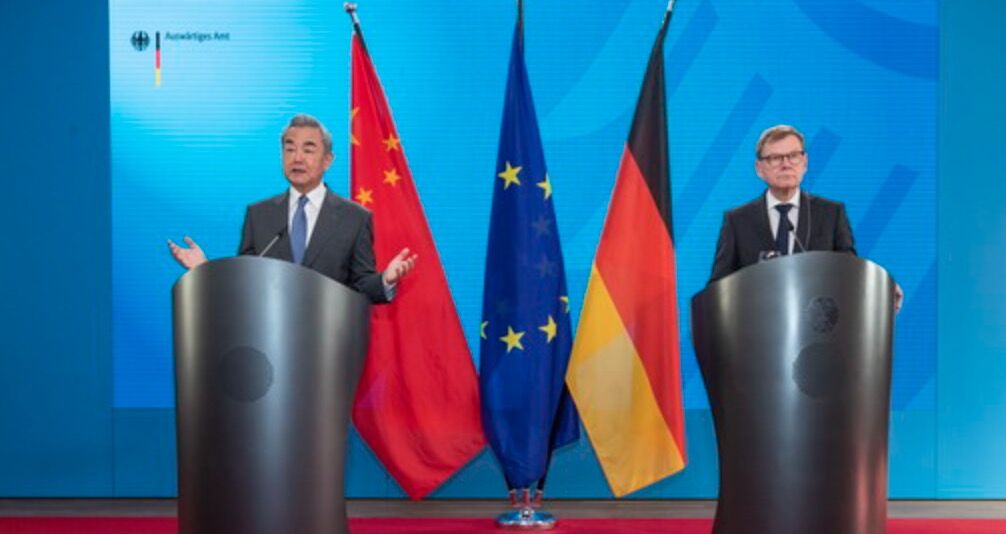 ▲▼  2025年7月3日，中共中央政治局委員、外交部長王毅在同德國外長瓦德富爾共同會見記者、中德第八輪戰略談話。（圖／翻攝 中國外交部官網）