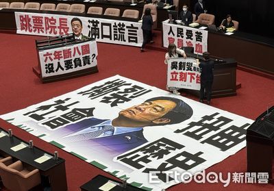 徹夜排隊搶頭香遞案 民眾黨團議場佈置嗆賴清德帶頭撕裂社會