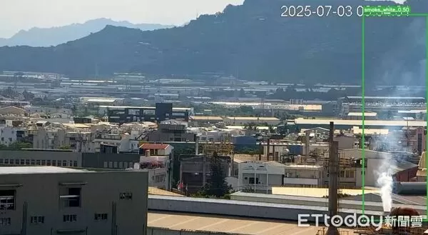 ▲▼高雄岡山產業園區「異常狂噴白煙」　環保局追兇手！最高罰2千萬。（圖／記者賴文萱翻攝）