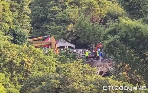 ▲水管銜接環因土石傾壓錯位發生漏水。（圖／記者楊永盛翻攝）