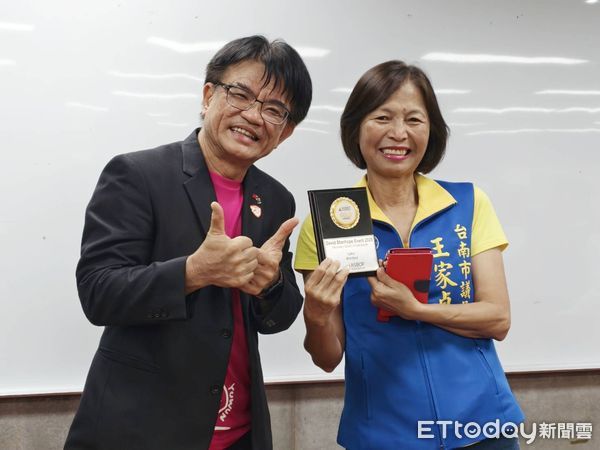 ▲台南市裕文國小管弦樂團拜會黃偉哲市長，獻上從澳洲學校管弦樂節帶回的「金賞獎」榮耀。（記者林東良翻攝，下同）