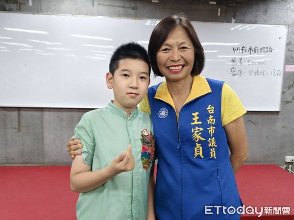 ▲台南市裕文國小管弦樂團拜會黃偉哲市長，獻上從澳洲學校管弦樂節帶回的「金賞獎」榮耀。（記者林東良翻攝，下同）