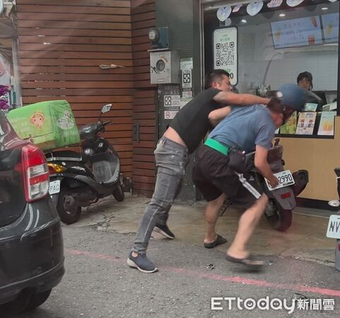 ▲▼  嘉義市仁愛路行車糾紛駕駛騎士互毆  。（圖／民眾提供）