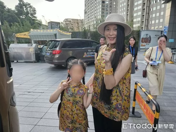 ▲▼陸配亞亞（劉振亞）帶女兒出席湖北活動，兩人身穿母女裝。（圖／記者陳冠宇攝）