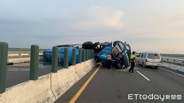 ▲▼彰化油罐車追撞小貨車。（圖／記者唐詠絮翻攝）