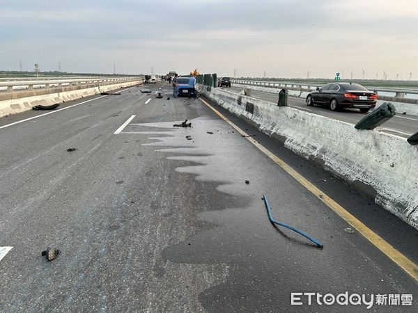 ▲▼彰化油罐車追撞小貨車。（圖／記者唐詠絮翻攝）