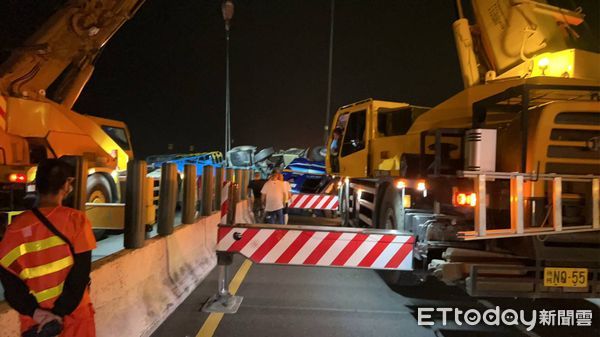 ▲▼彰化油罐車追撞小貨車。（圖／記者唐詠絮翻攝）