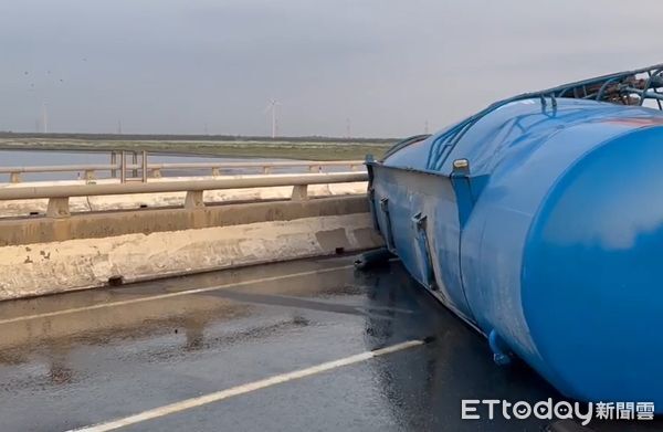 ▲▼彰化油罐車追撞小貨車。（圖／記者唐詠絮翻攝）