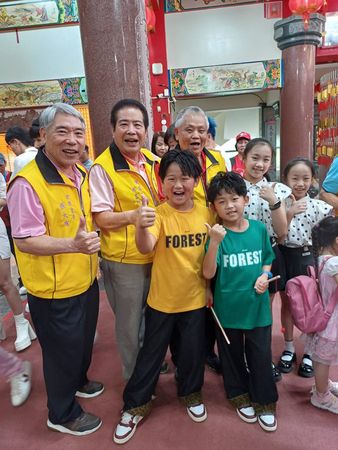 ▲白冰冰(右起)看著超級孩子王林子瑜、林姵逸、周祐均、周柏霖虔誠拜拜。（圖／長興影視）