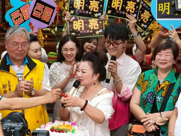 ▲白冰冰(右起)看著超級孩子王林子瑜、林姵逸、周祐均、周柏霖虔誠拜拜。（圖／長興影視）