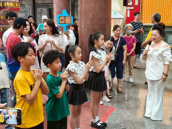▲白冰冰(右起)看著超級孩子王林子瑜、林姵逸、周祐均、周柏霖虔誠拜拜。（圖／長興影視）