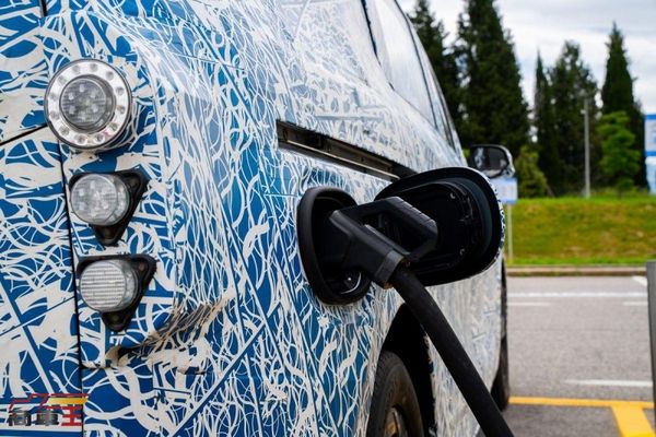 以兩次充電完成跨國長途旅行　Mercedes-Benz VLE 完成千里實測