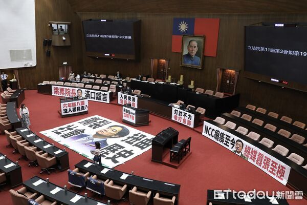 ▲▼立法院院會 台灣民眾黨立院黨團以大幅標語向賴清德總統 表達最嚴正抗議 。（圖／記者屠惠剛攝）