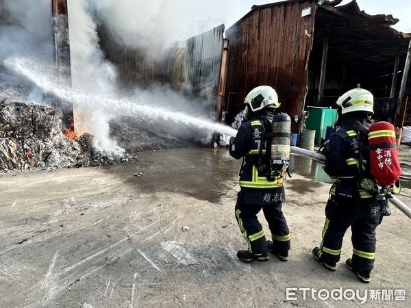 ▲▼台中凌晨一間資源回收場大火，濃濃白煙猛竄，無人傷亡。（圖／民眾提供，下同）  