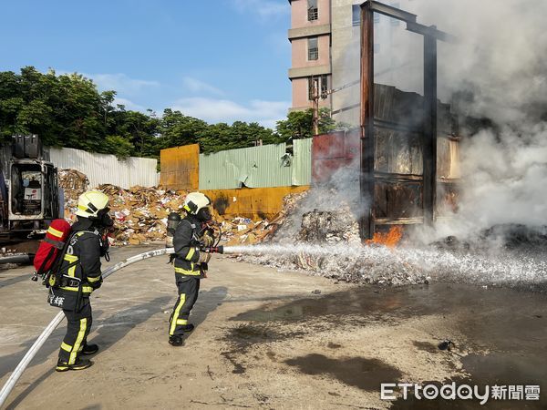▲▼台中凌晨一間資源回收場大火，濃濃白煙猛竄，無人傷亡。（圖／民眾提供，下同）  