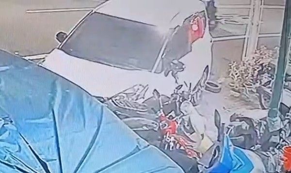 ▲彰化駕駛下班恍神開車衝撞路邊7機車及轎車。（圖／民眾提供）