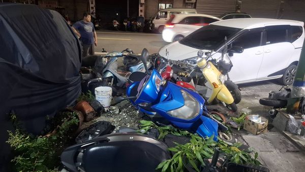 ▲下班恍神衝撞路邊７機車及轎車。（圖／民眾提供）