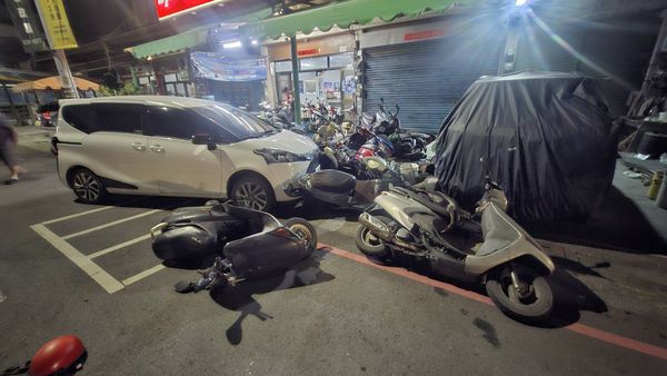 ▲下班恍神衝撞路邊７機車及轎車。（圖／民眾提供）