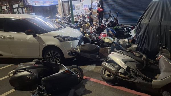 ▲下班恍神衝撞路邊７機車及轎車。（圖／民眾提供）