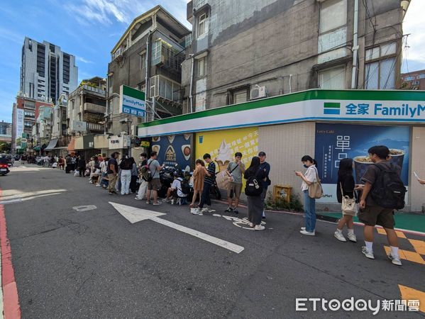 ▲400人搶吃I`m donut?甜甜圈　隊伍長達300公尺「貪吃蛇再現」。（圖／記者黃士原攝）