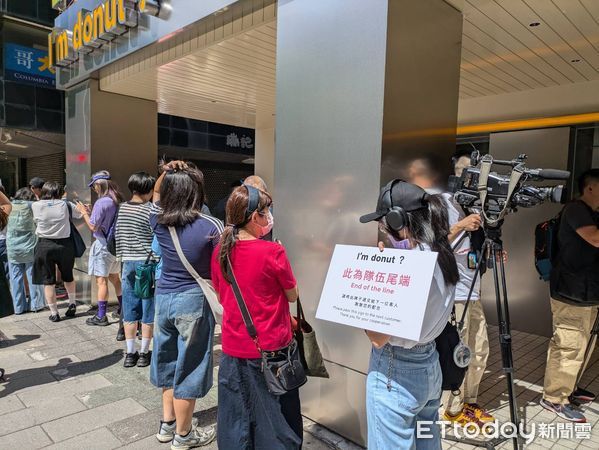 ▲400人搶吃I`m donut?甜甜圈　隊伍長達300公尺「貪吃蛇再現」。（圖／記者黃士原攝）