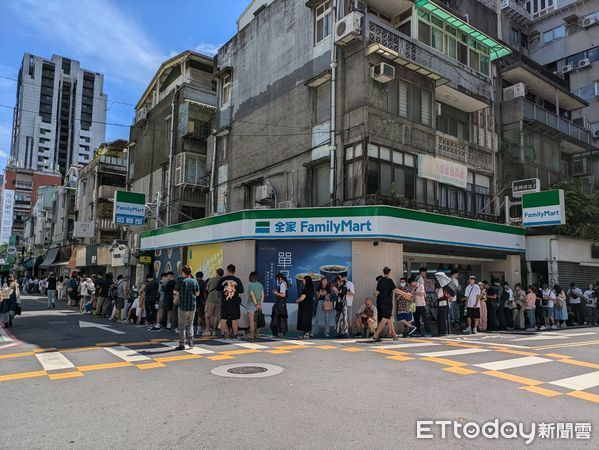 ▲400人搶吃I`m donut?甜甜圈　隊伍長達300公尺「貪吃蛇再現」。（圖／記者黃士原攝）