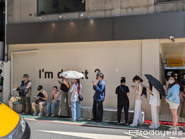 ▲400人搶吃I`m donut?甜甜圈　隊伍長達300公尺「貪吃蛇再現」。（圖／記者黃士原攝）