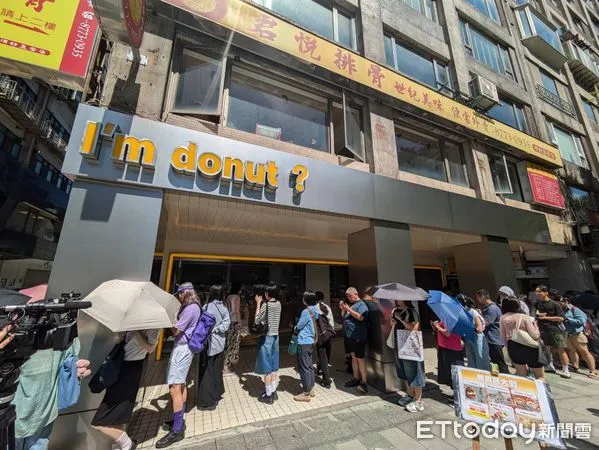 ▲400人搶吃I`m donut?甜甜圈　隊伍長達300公尺「貪吃蛇再現」。（圖／記者黃士原攝）
