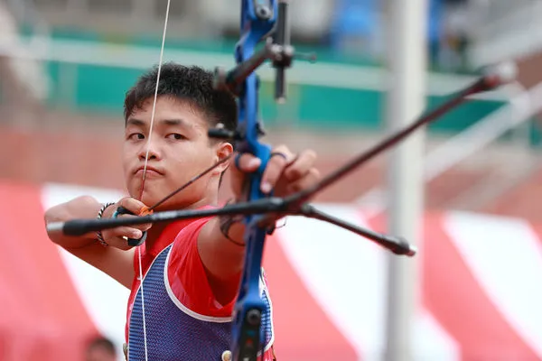 ▲新竹香山高中高一生陳品安唯一四輪都拿下第一、新北三民高中許芯慈摘下反曲弓青女第一。。（圖／中華民國射箭協會提供）