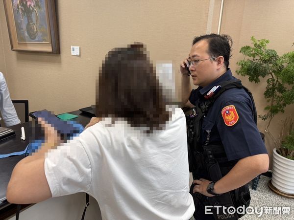 ▲▼ 台中一名婦人險遭詐騙。經行、警員耐下勸導下打消匯款念頭  。（圖／記者游瓊華翻攝）