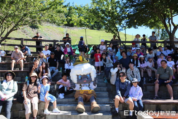 ▲清境牧羊犬氣球亮相命名出爐，反詐宣導、有獎徵答與住宿抽獎同步登場，遊客熱情參與夏日同樂會。（圖／清境農場提供）